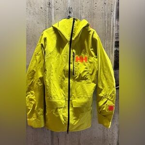 NWOT men’s Helly Hansen ski shell in size men’s large. Amazing resort jacket.